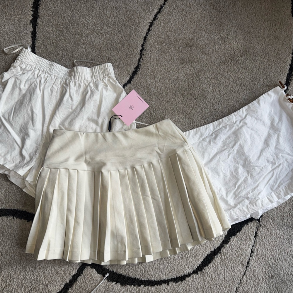Hello Molly PARISIAN POISE PLEATED MINI SKORT CREAM - Picture 10 of 10